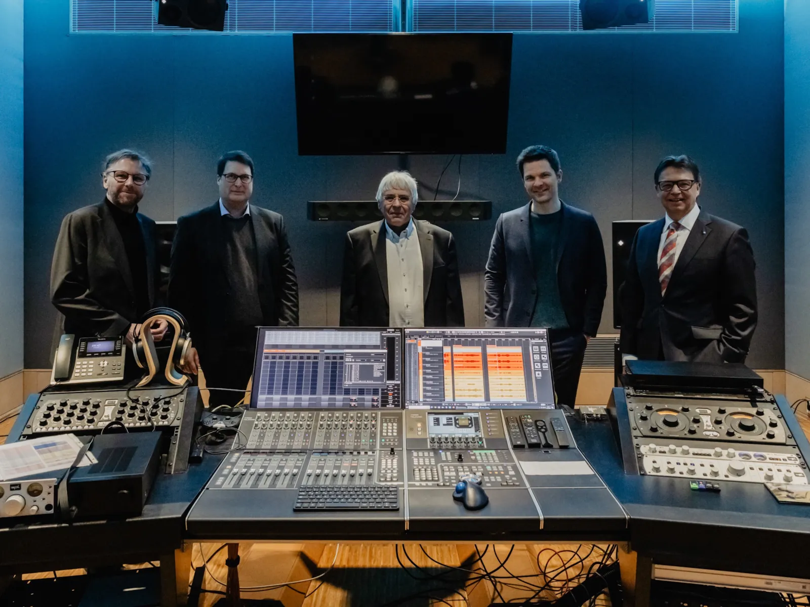 5 Personen in einem modernen Tonstudio